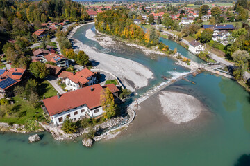 Fototapeta na wymiar Luftaufnahme See und Landschaft Chiemsee / Chiemgau in Bayern, Deutschland, Traunstein