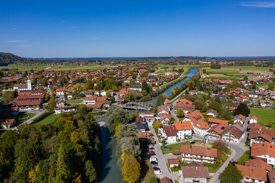 Luftaufnahme See und Landschaft Chiemsee / Chiemgau in Bayern, Deutschland, Traunstein