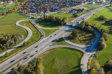 Luftbild der Autobahn A8 am Chiemsee, Bayern, Deutschland