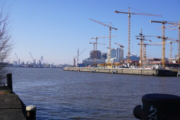Baustelle am Hamburger Hafen mit sch&ouml;nem Wetter