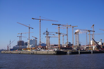 Baustelle im Hamburger Hafen mit sch&ouml;nem Wetter