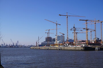 Baustelle am Hamburger Hafen mit sch&ouml;nem Wetter