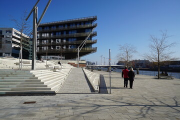 Geb&auml;ude am Hamburger Hafen mit Sonne