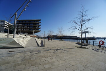 Geb&auml;ude am Hamburger Hafen mit Sonne