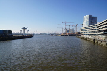 Fototapeta na wymiar Hamburger Hafen mit großen Kränen