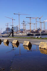 Hamburger Hafen mit Kr&auml;nen bei sch&ouml;nem Wetter