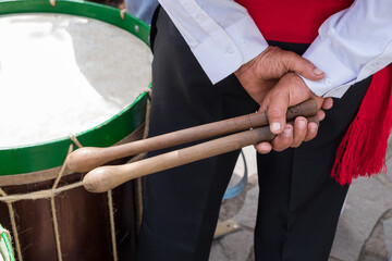 Manos y palillos de tamborilero de un grupo folklorico de Canarias