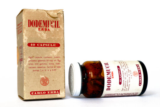 Vintage 1950s DODEMUCIL ERBA, Capsules medicine with Gastric mucoprotein and Vitamin B12 for the treatment of Arteriosclerosis. CARLO ERBA &ndash; Milan (Italy)