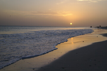 Sonnenuntergang am Meer mit leichten Wellen 