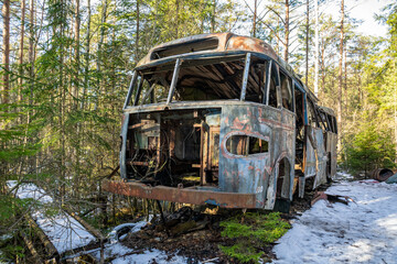 Buswrack im Wald 2