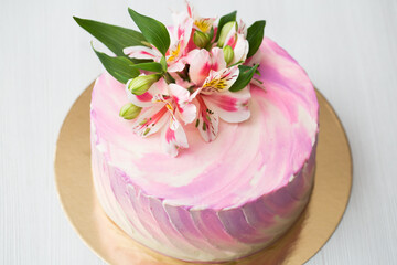 Fototapeta na wymiar Cake with pink decor and flowers