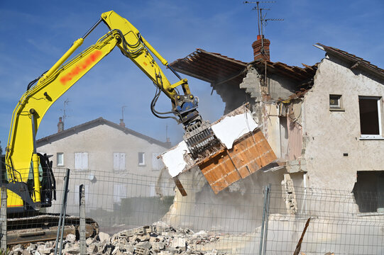 chantier de d&eacute;molition d'un b&acirc;timent d'habitation v&eacute;tuste