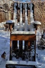 Krzesło w śniegu