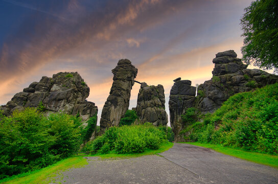 Die Externsteine Teuteburger Wald im Abendrot
