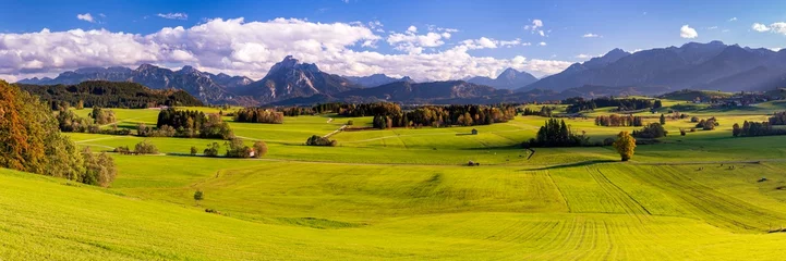 Gordijnen panoramisch landschap in Beieren met bergketen en meer © Wolfilser