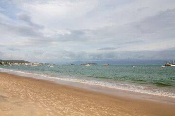 sol entre nuvens na manhã  na  praia da Cachoeira do Bom Jesus Canavieiras Florianópolis Santa Catarina Brasil Florianopolis