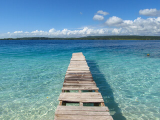 Obraz premium Wooden dock on a Caribbean beach