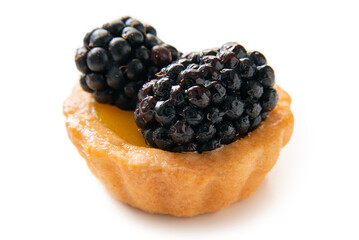 Dessert con more e crema pasticcera isolato su fondo bianco 