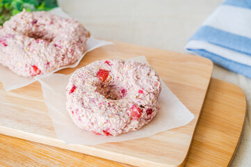 成形したオートミールと豆腐と苺のマフィン