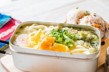 メスティンで作った卵入り菜の花天うどん