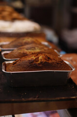 pasteles de bizcocho salidos del horno en molde