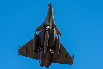 Avión de combate visto desde abajo