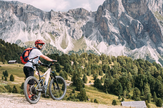 Rower elektryczny -wyprawa w górach -Dolomitach wspaniałe widoki i pełnia radości i szczęścia