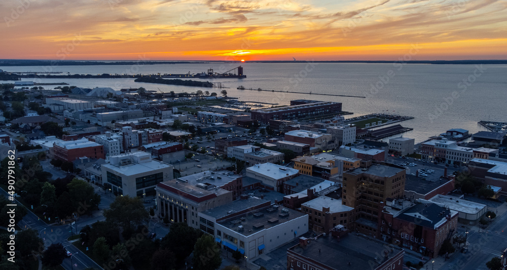 Sticker Scenic view of a city surrounded by the ocean during a bright sunset