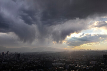 Vista a&eacute;rea de la Ciudad de M&eacute;xico con tormenta