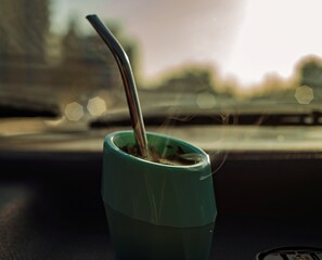 Mate caliente con vapor en la carretera