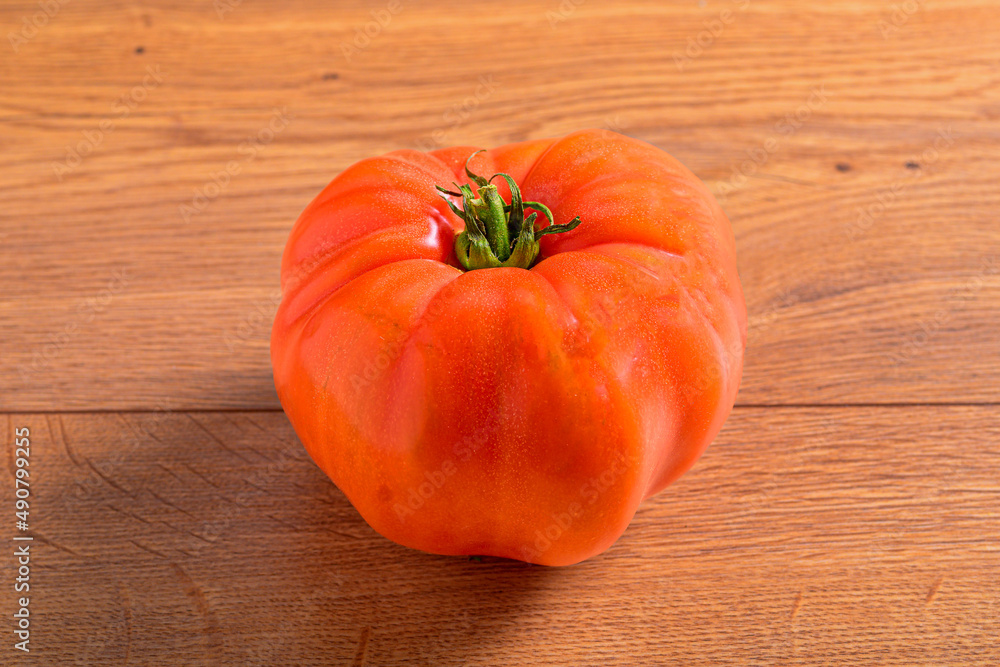 Poster Closeup photo of a tomato placed on a wooden table