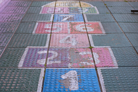 Juego de rayuela dibujado en el suelo