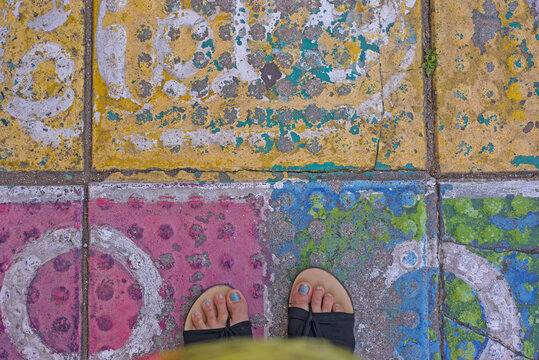 Mis pies sobre la rayuela