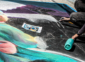 Artist in chalk street painting © Laura