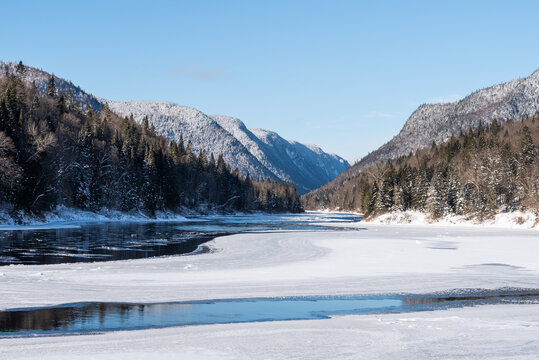 In winter, the valley of the Jacques-Cartier river in the Jacques-Cartier National Park of the SEPAQ (Quebec, Canada)