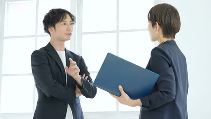 ビジネス　相談　打ち合わせ