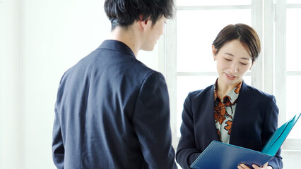 ビジネス　相談　打ち合わせ