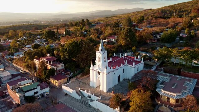 4k Vista a&eacute;rea de dron de iglesia estilo g&oacute;tico del pueblo m&aacute;gico San Agustin Etla, Oaxaca en el sur de M&eacute;xico