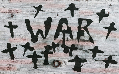 Krieg. Ein Holzschild mit Aufschrift WAR und Kreuzen