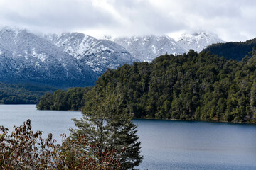 Montañas nevadas de la Patagonia Argentina, Ruta de los Siete Lagos.