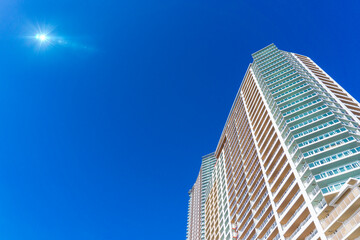 Obraz premium The appearance of the condominium and the refreshing blue sky scenery_flare_09