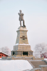 Obraz premium Monument to General Governor-General of Eastern Siberia Nikolai Nikolaevich Muravyov-Amursky in Khabarovsk in the morning at sunrise. There are trees in the snow all around.