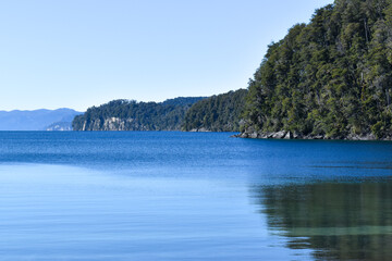 Paisaje de lago y montañas tranquilo y relajante. Ruta de los 7 lagos, Patagonia Argentina