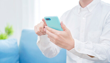 男性　スマホ　リビング　顔無し