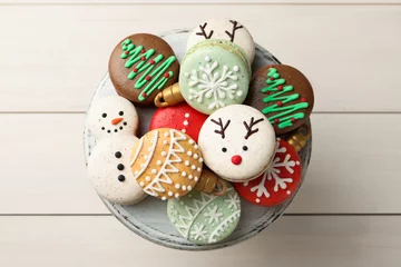 Keuken spatwand met foto Beautifully decorated Christmas macarons on white wooden table, top view © New Africa