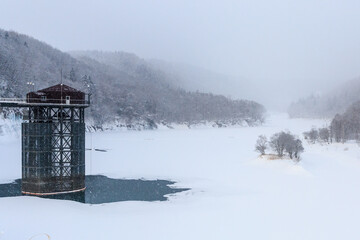 北海道恵庭市、漁川ダムから眺める凍結したえにわ湖と取水塔【1月】