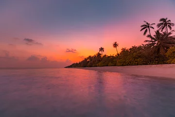 Fotobehang Rustige zomervakantie of vakantielandschap. Tropisch eiland zonsondergang strand weergave palmboom silhouet over kalme hemel zee. Exotisch uitzicht op de natuur, inspirerende vreedzame reflectie van het zeegezicht, zonsopgangkust © icemanphotos