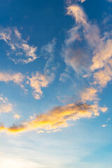 Farbiger vertikaler Himmel mit Wolken an einem sonnigen Tag.