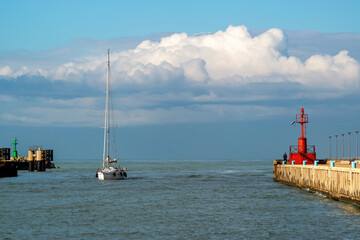 Voilier quittant le port