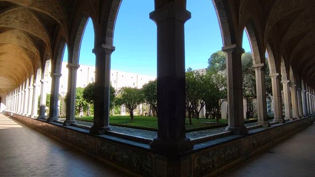 Napoli - Panoramica del portico del Chiostro di Santa Chiara